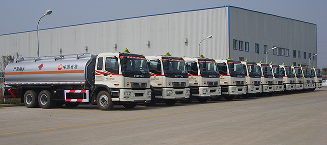 油罐車大批訂單準(zhǔn)備出發(fā)