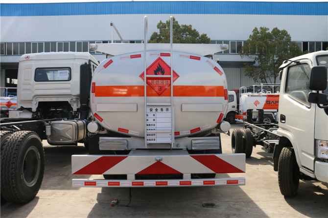 東風(fēng)多利卡8-10噸加油車 東風(fēng)多利卡8-10噸加油車