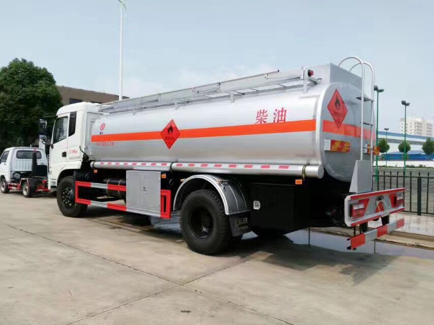 國(guó)五東風(fēng)新款后八輪運(yùn)油車 國(guó)五東風(fēng)新款后八輪運(yùn)油車