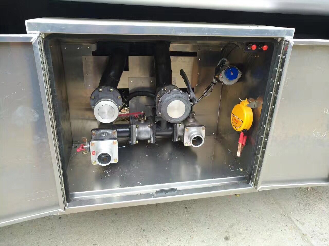 國(guó)五東風(fēng)12.5方運(yùn)油車 國(guó)五東風(fēng)12.5方運(yùn)油車