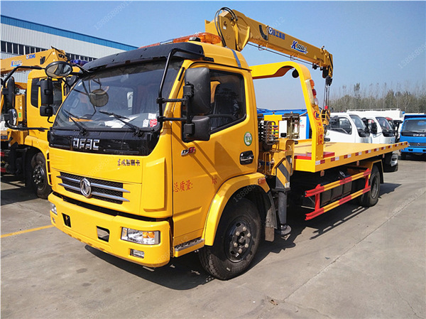 東風(fēng)多利卡帶吊一拖二清障車(chē)