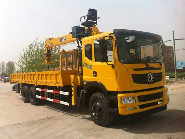 東風(fēng)后雙橋8.5米隨車(chē)吊 東風(fēng)后雙橋8.5米隨車(chē)吊