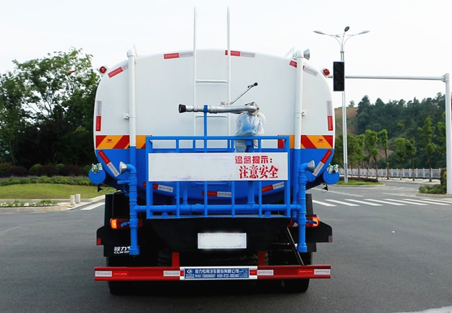 東風(fēng)專用底盤后雙橋灑水車