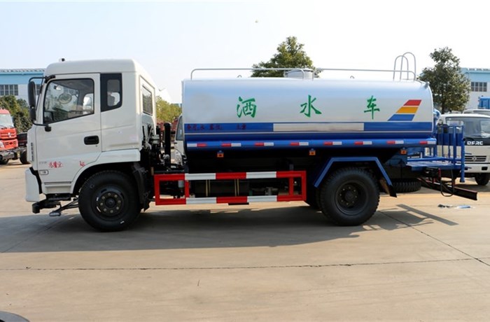 東風(fēng)專底12噸灑水車(chē)