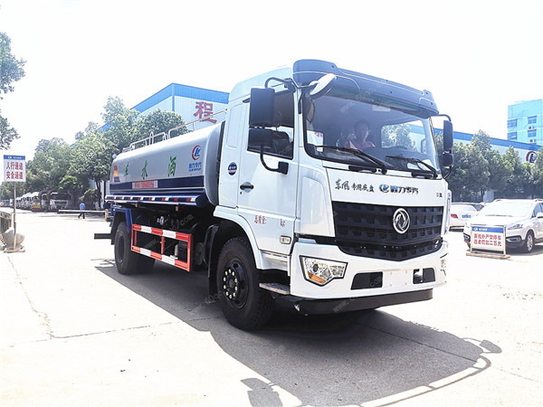 康明斯灑水車多少錢，東風(fēng)12噸14噸康明斯灑水車參數(shù)表