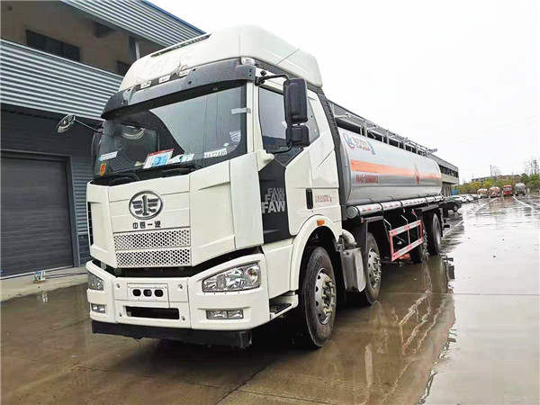 26方解放前四后六運油車