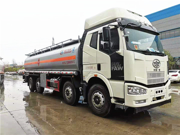 26方運(yùn)油車，解放前四后六運(yùn)油車發(fā)車到遼寧大連