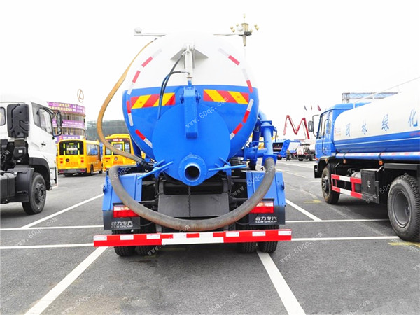 東風(fēng)多利卡D9吸污車