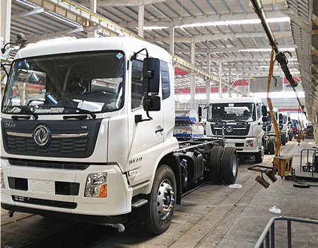 程力標(biāo)準(zhǔn)化灑水車(chē)流水線(xiàn)生產(chǎn)制造