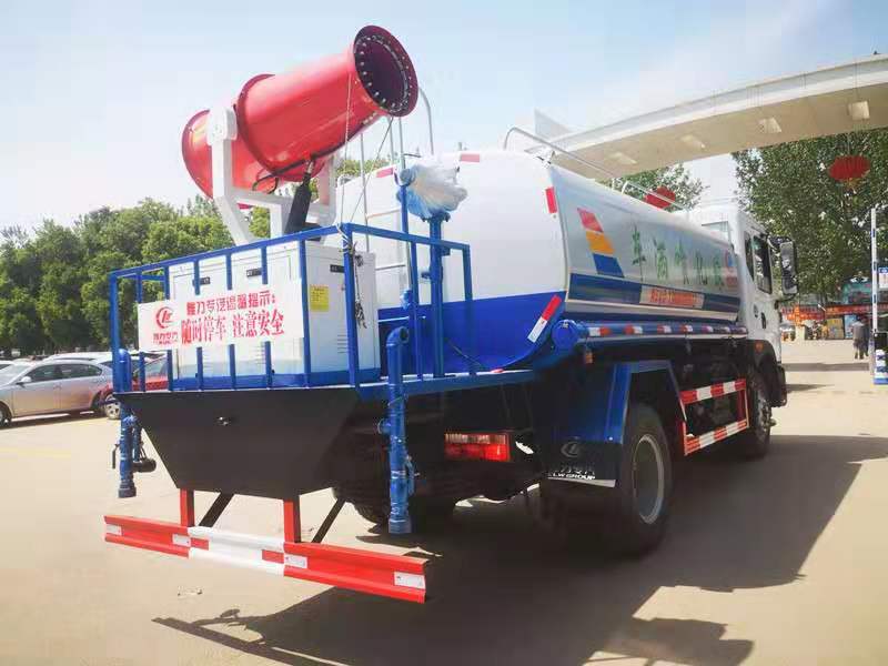 湖南岳陽(yáng)東風(fēng)D9灑水車(chē)加裝自動(dòng)水炮和噴霧機(jī)一車(chē)三用