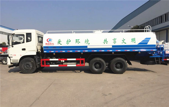 20噸東風(fēng)專用底盤后雙橋灑水車交付唐山客戶