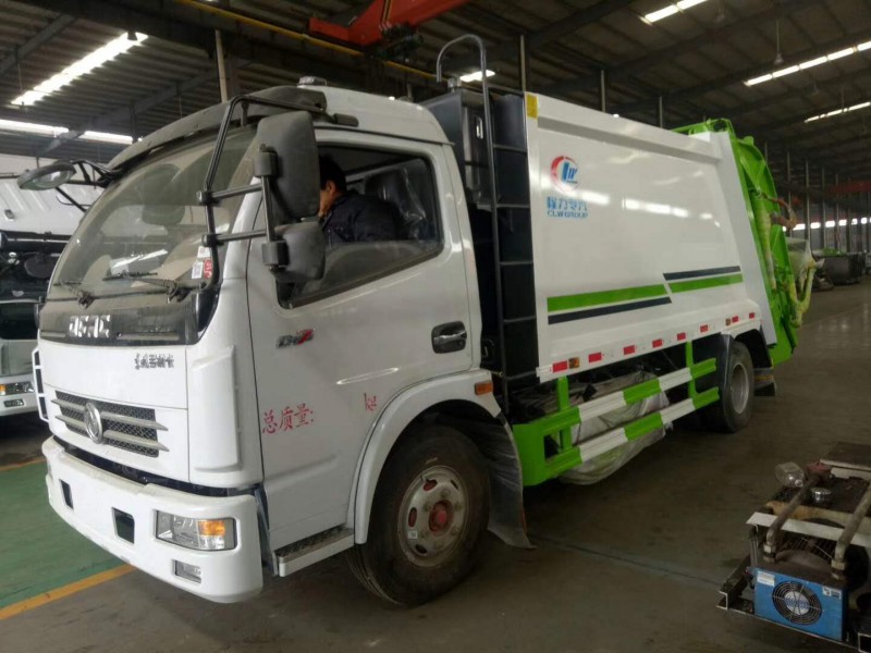 東風(fēng)多利卡側(cè)裝壓縮式垃圾車(chē)