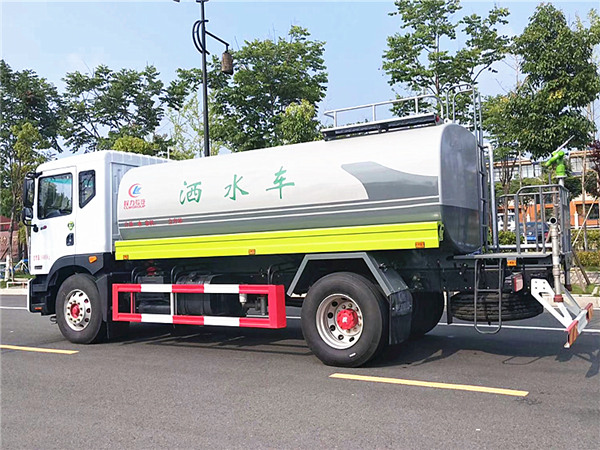 新款東風(fēng)多利卡D9灑水車(chē)